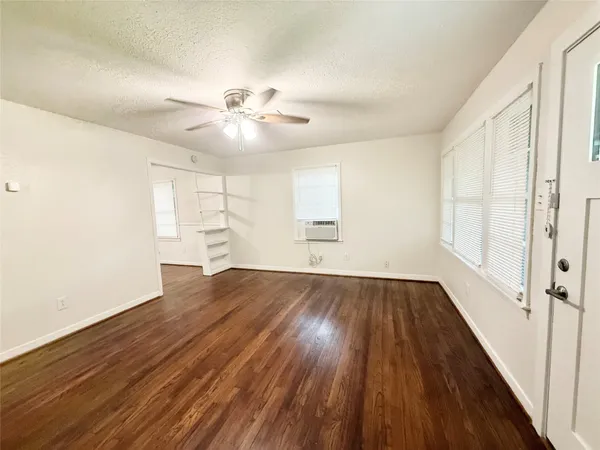 $1,350 | 824 South Anderson Street, Angleton, TX 77515