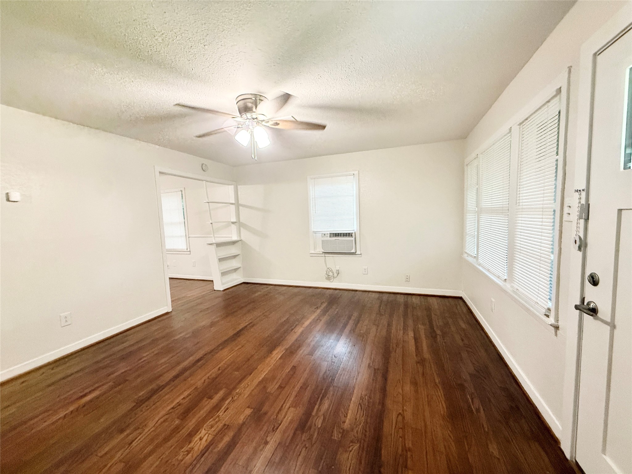 824 South Anderson Street Angleton, TX 77515 - Photo 5 of 17