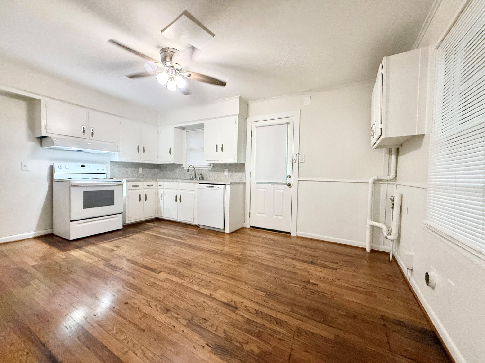 824 South Anderson Street Angleton, TX 77515 - Photo 6 of 17