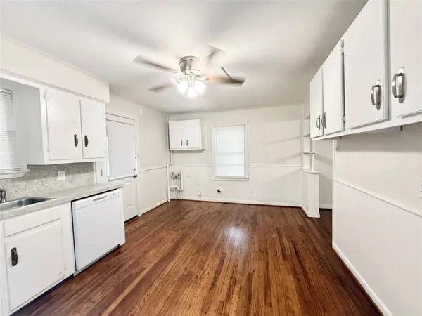 $1,350 | 824 South Anderson Street, Angleton, TX 77515