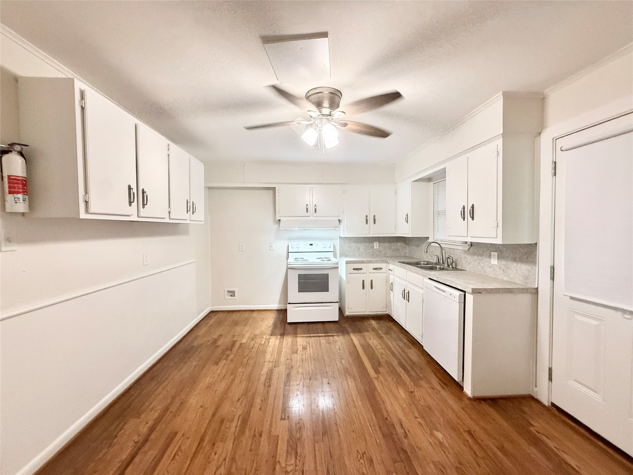 824 South Anderson Street Angleton, TX 77515 - Photo 9 of 17