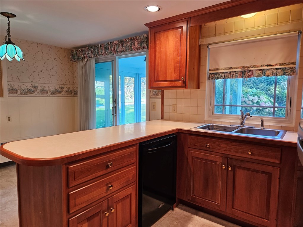 74 West Blue Ridge Road Cranston, RI 02920 - Photo 9 of 37 Gallery Image 9