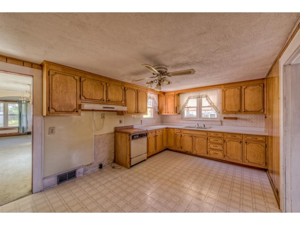 116 Maple Street Glade Spring, VA 24340 - Photo 10 of 19 Photo 10