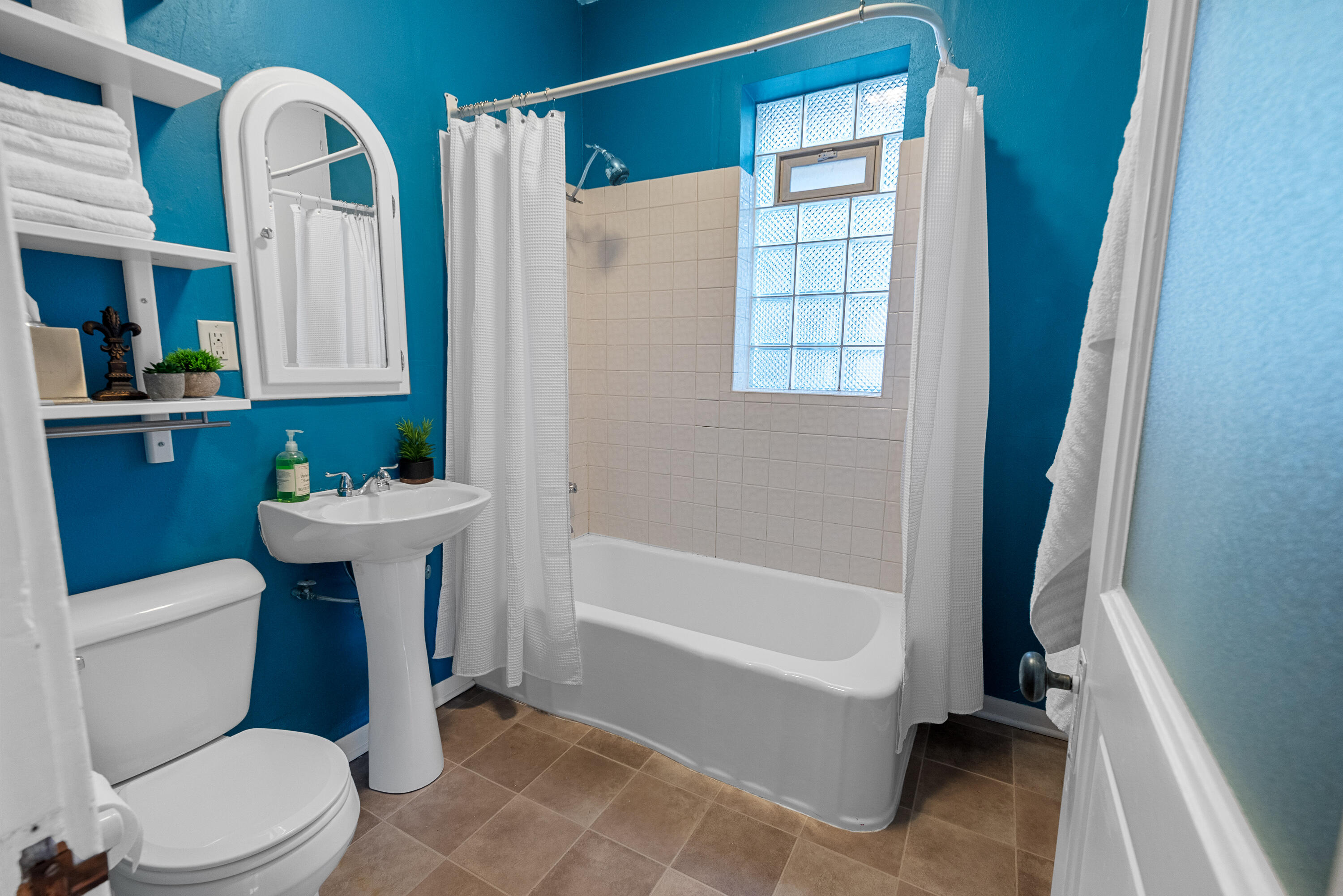 1926 East Bennett Avenue Milwaukee, WI 53207 - Photo 30 of 56 Main Level Full Bath