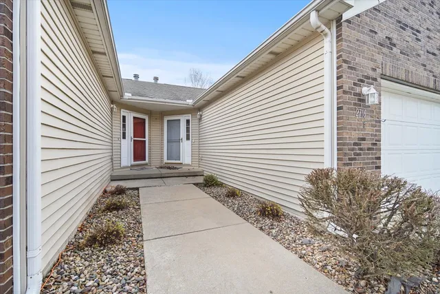 $200,000 | 2716 Westbrook Drive, Bloomington, IL 61705