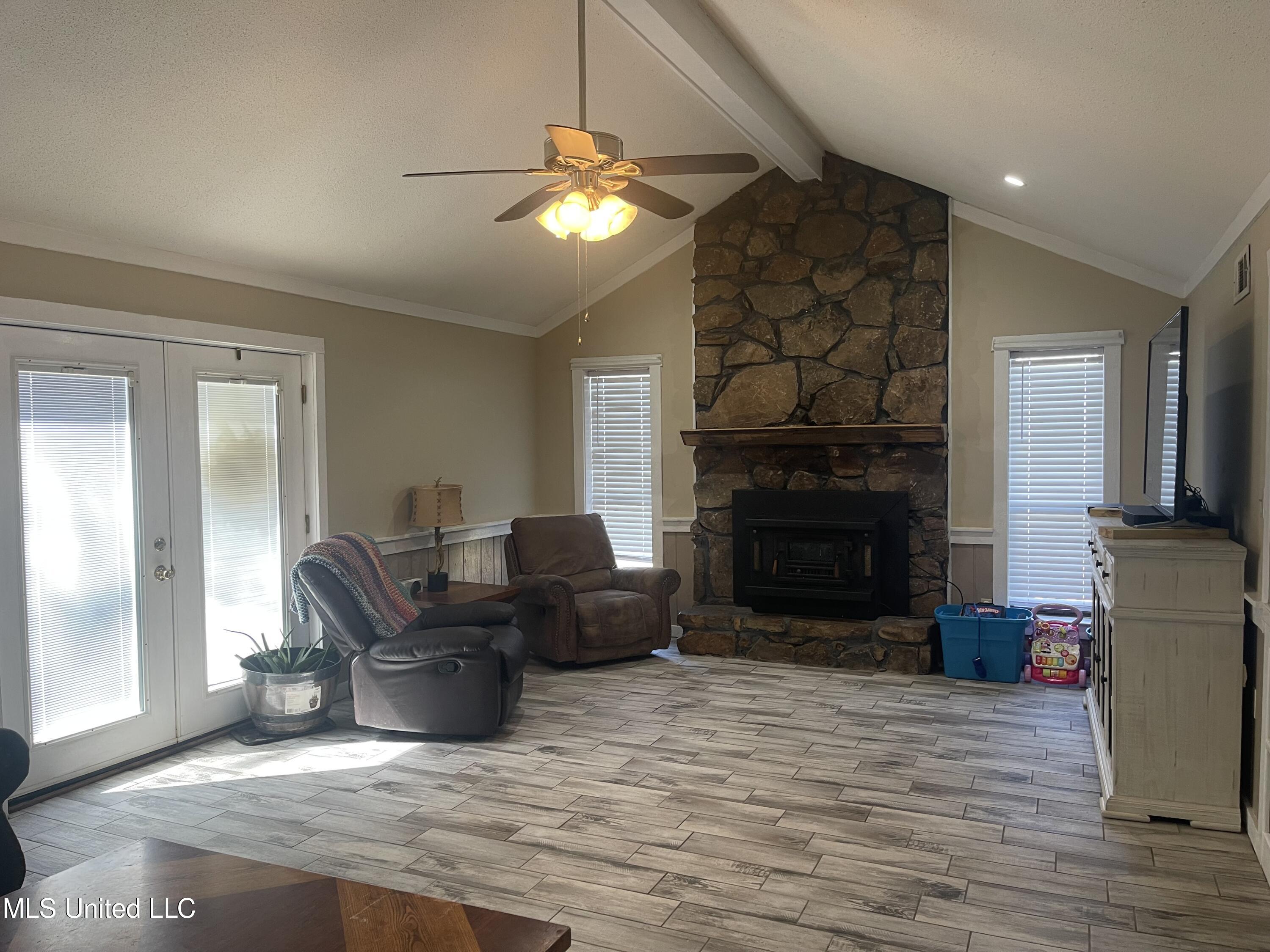 4519 Bienville Road Nesbit, MS 38651 - Photo 2 of 24 IMG-9477