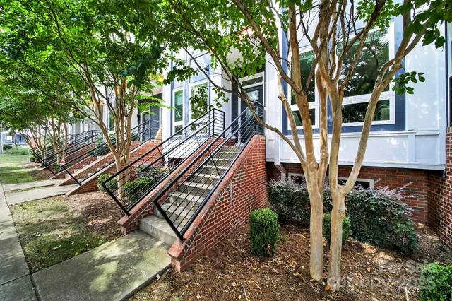 a view of an house with backyard and trees