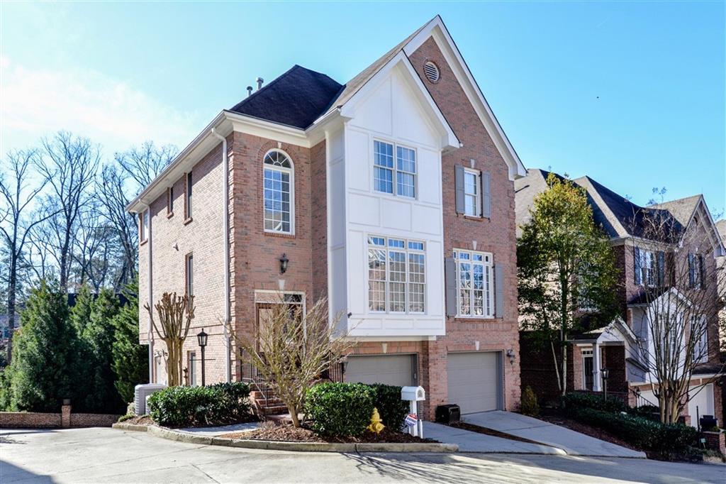 Great curb appeal in quiet cul-de-sac.