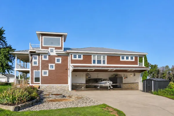$599,900 | 2520 Air Park Drive, Zeeland, MI 49464