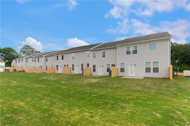 a view of a house with backyard