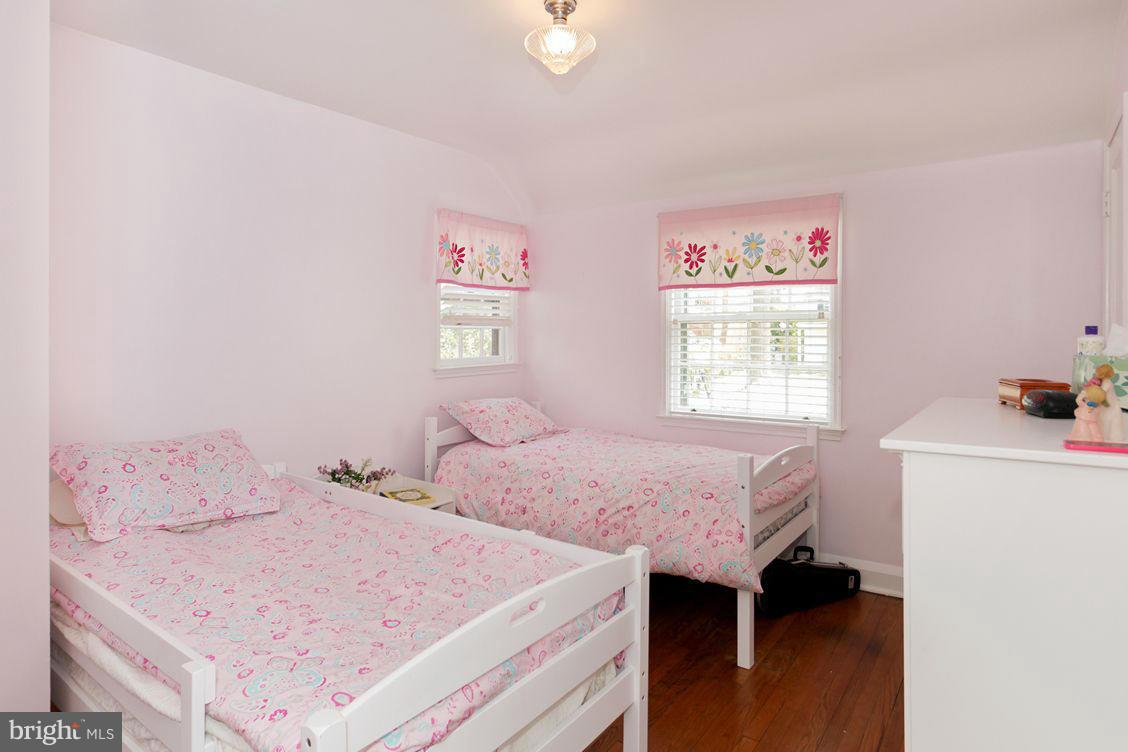 814 Olmstead Road Baltimore, MD 21208 - Photo 22 of 30 Large bedroom w/architectural deatils
