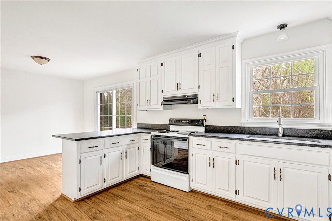 9107 Mossy Brook Road Mechanicsville, VA 23116 - Photo 6 of 30 Kitchen featuring a peninsula, range with electric