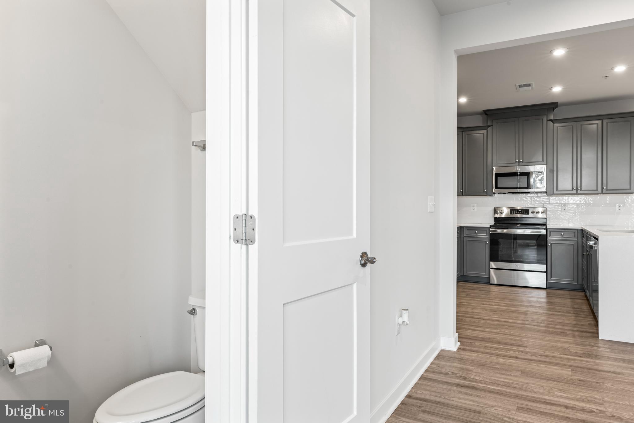 20320 Newfoundland Square Ashburn, VA 20147 - Photo 21 of 53 Powder room