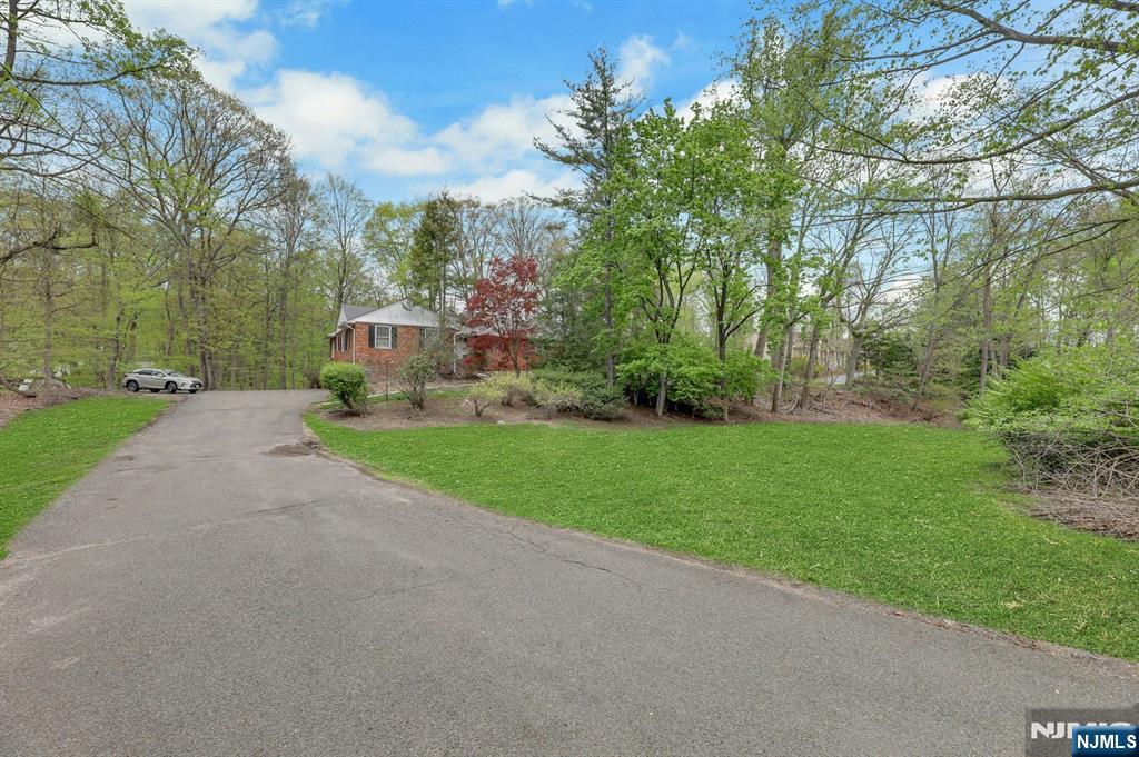 1138 High Mountain Road Franklin Lakes, NJ 07417 - Photo 5 of 41