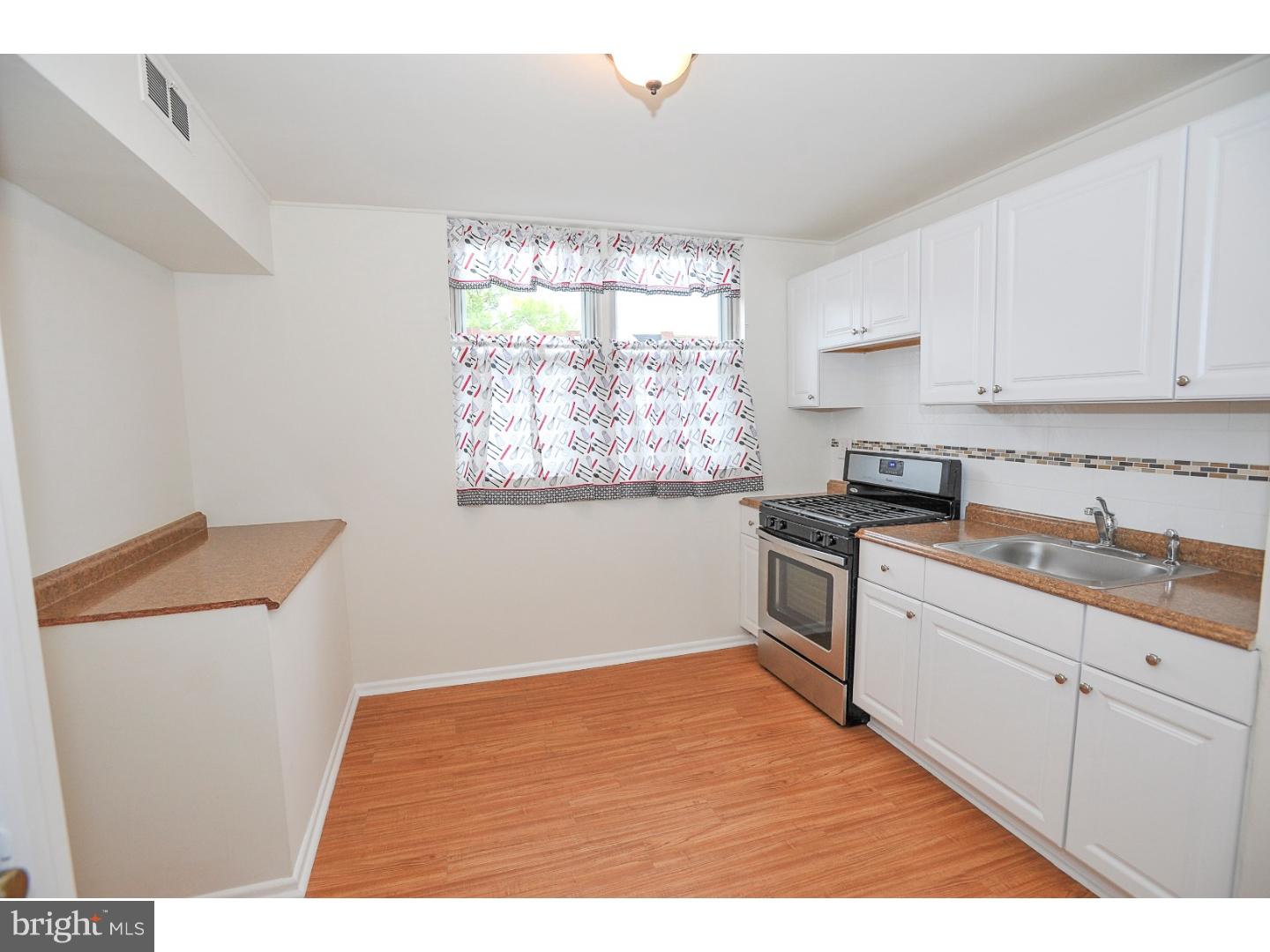 3204 Holly Road Philadelphia, PA 19154 - Photo 4 of 25 Kitchen