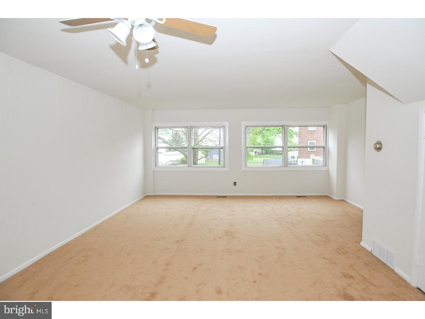 3204 Holly Road Philadelphia, PA 19154 - Photo 6 of 25 Living Room