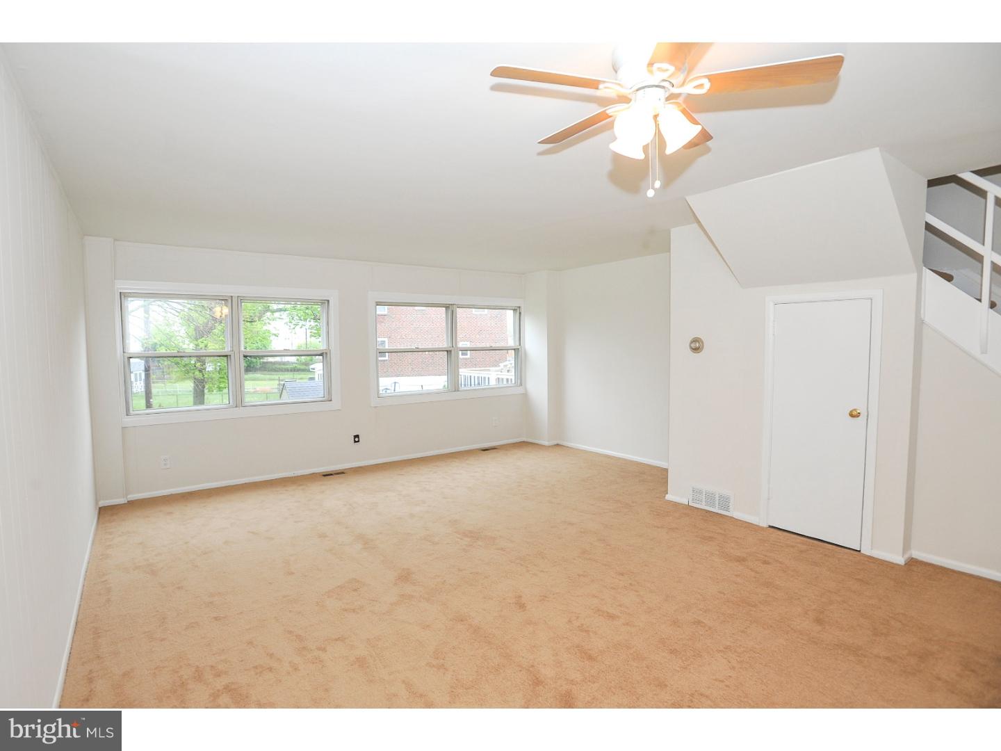 3204 Holly Road Philadelphia, PA 19154 - Photo 7 of 25 Living Room
