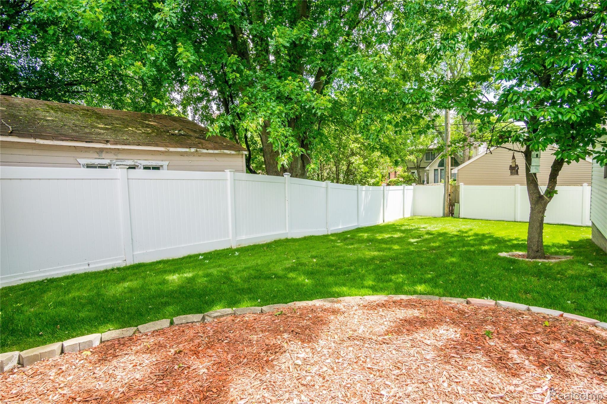 2650 Manchester Road Birmingham, MI 48009 - Photo 21 of 23 Gorgeous Backyard