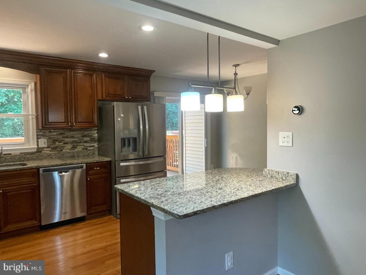 6223 Rathlin Drive Springfield, VA 22152 - Photo 5 of 32 Eat-in counter