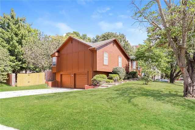 $300,000 | 105 Northeast Leann Drive, Blue Springs, MO 64014