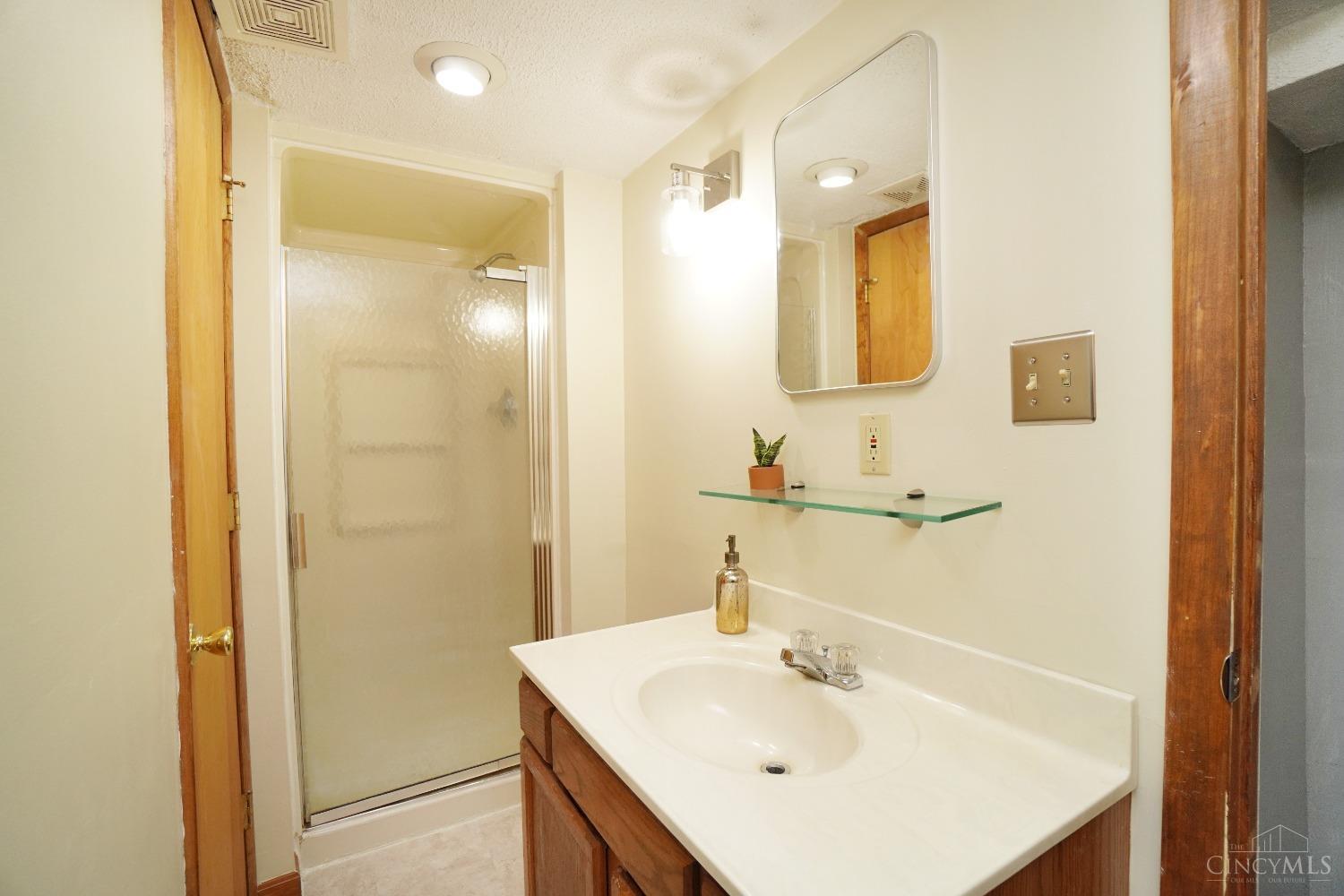 3346 Alexis Road Cincinnati, OH 45239 - Photo 23 of 38