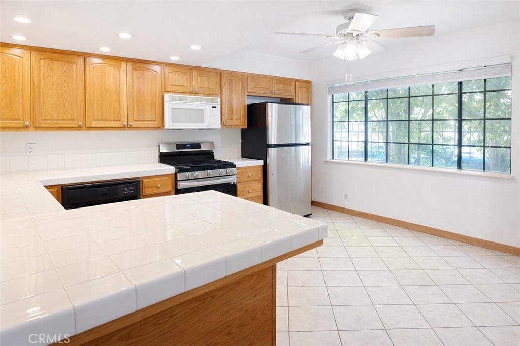 4345 154th Street, Unit 8 Lawndale, CA 90260 - Photo 10 of 25 Kitchen eating area.