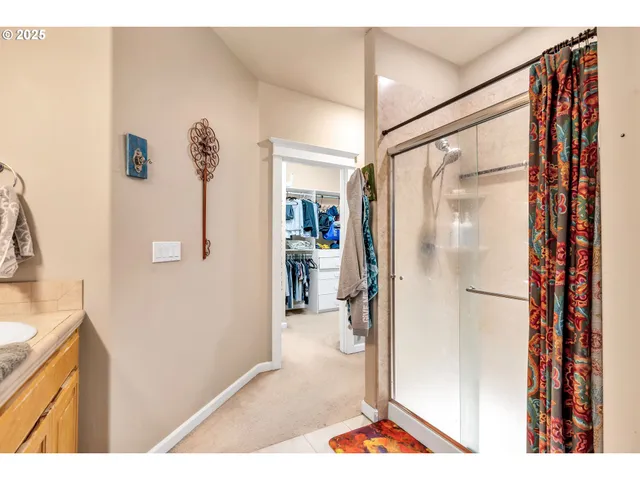 a picture of a very nice looking room