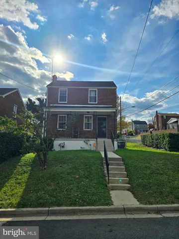 a view of a yard in front of a house with a yard