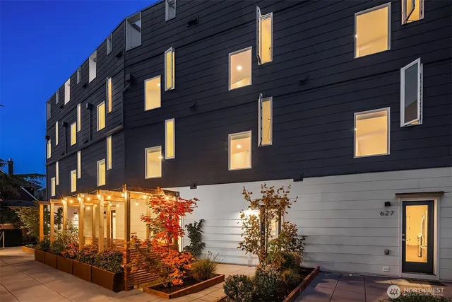 $824,900 | 633 13th Avenue East, Seattle, WA 98102