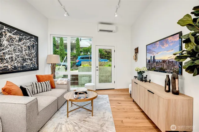 $824,900 | 633 13th Avenue East, Seattle, WA 98102