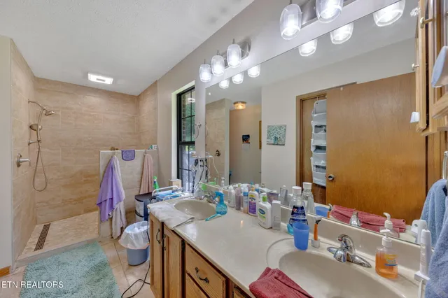 $459,900 | 243 Bunch Lane, Clinton, TN 37716