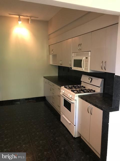 1039 Alpena Road Philadelphia, PA 19115 - Photo 17 of 24