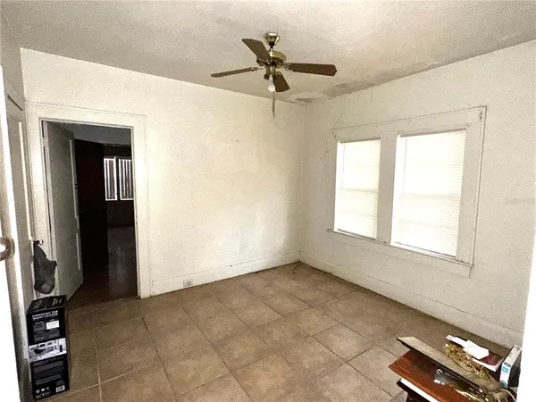 a view of empty room with ceiling fan