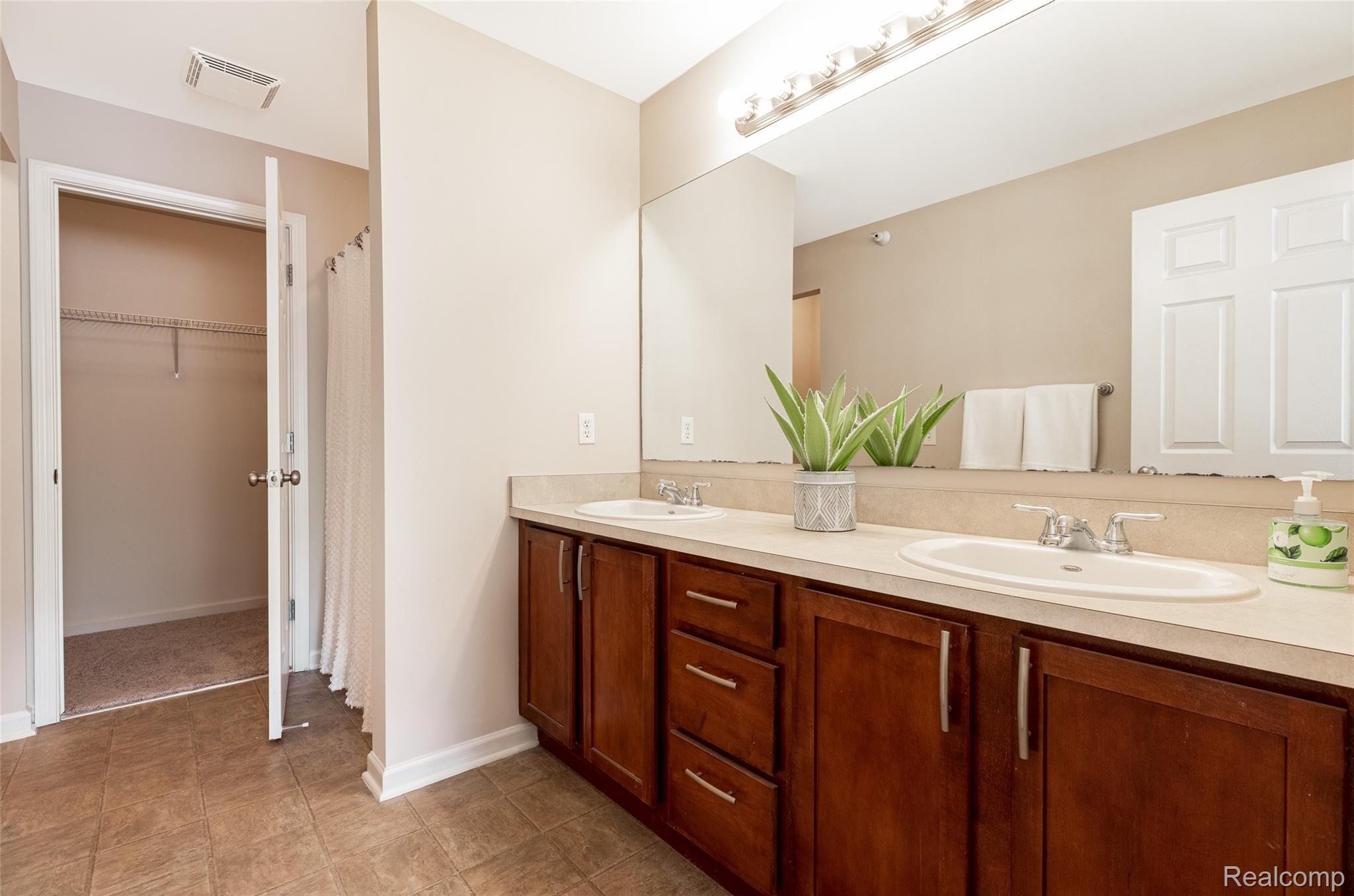 404 Hilton Road, Unit 104 Ferndale, MI 48220 - Photo 22 of 25 22.MasterBathroom