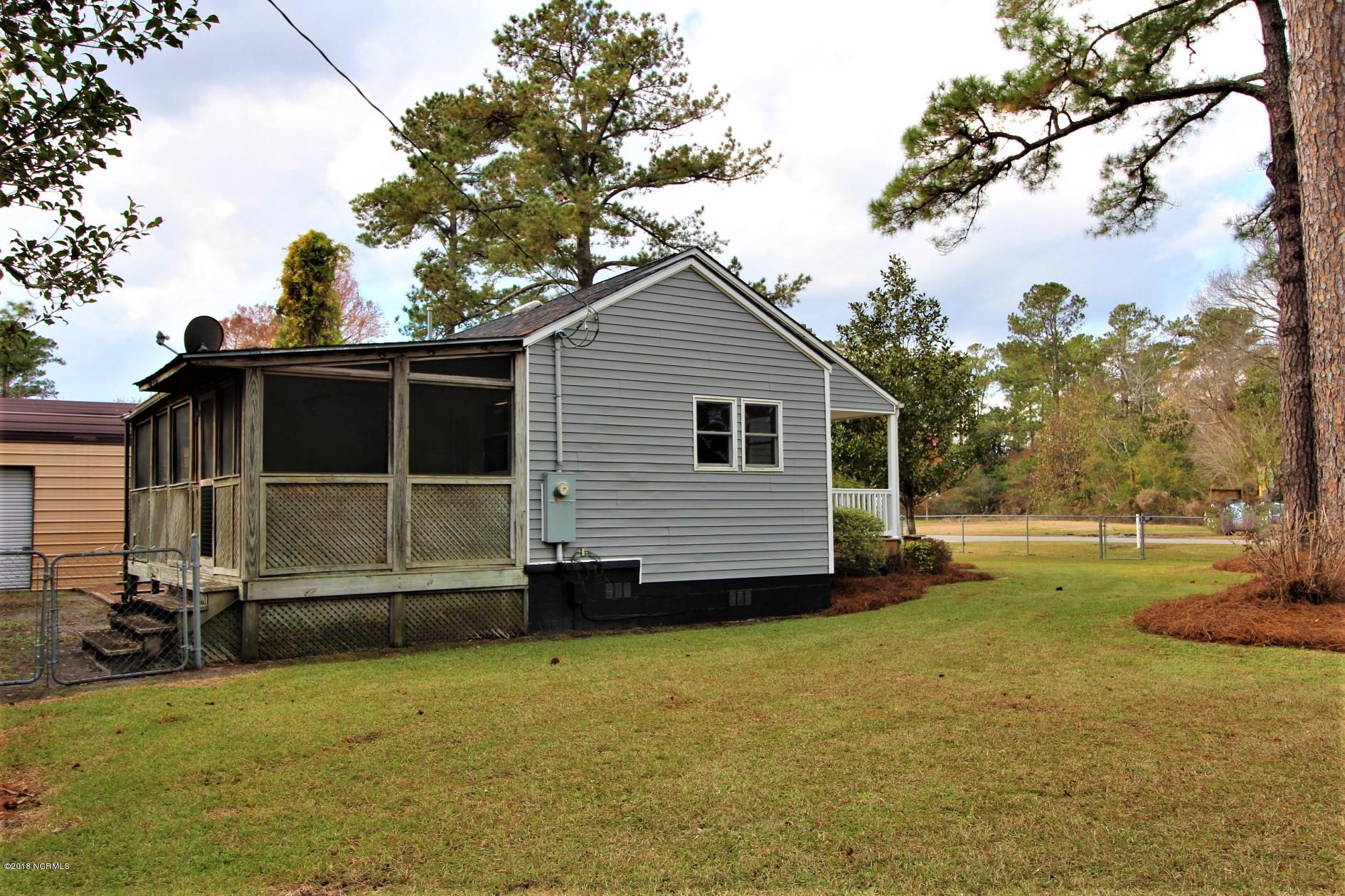 200 Riverside Drive New Bern, NC 28560 - Photo 12 of 64 Left exterior of home