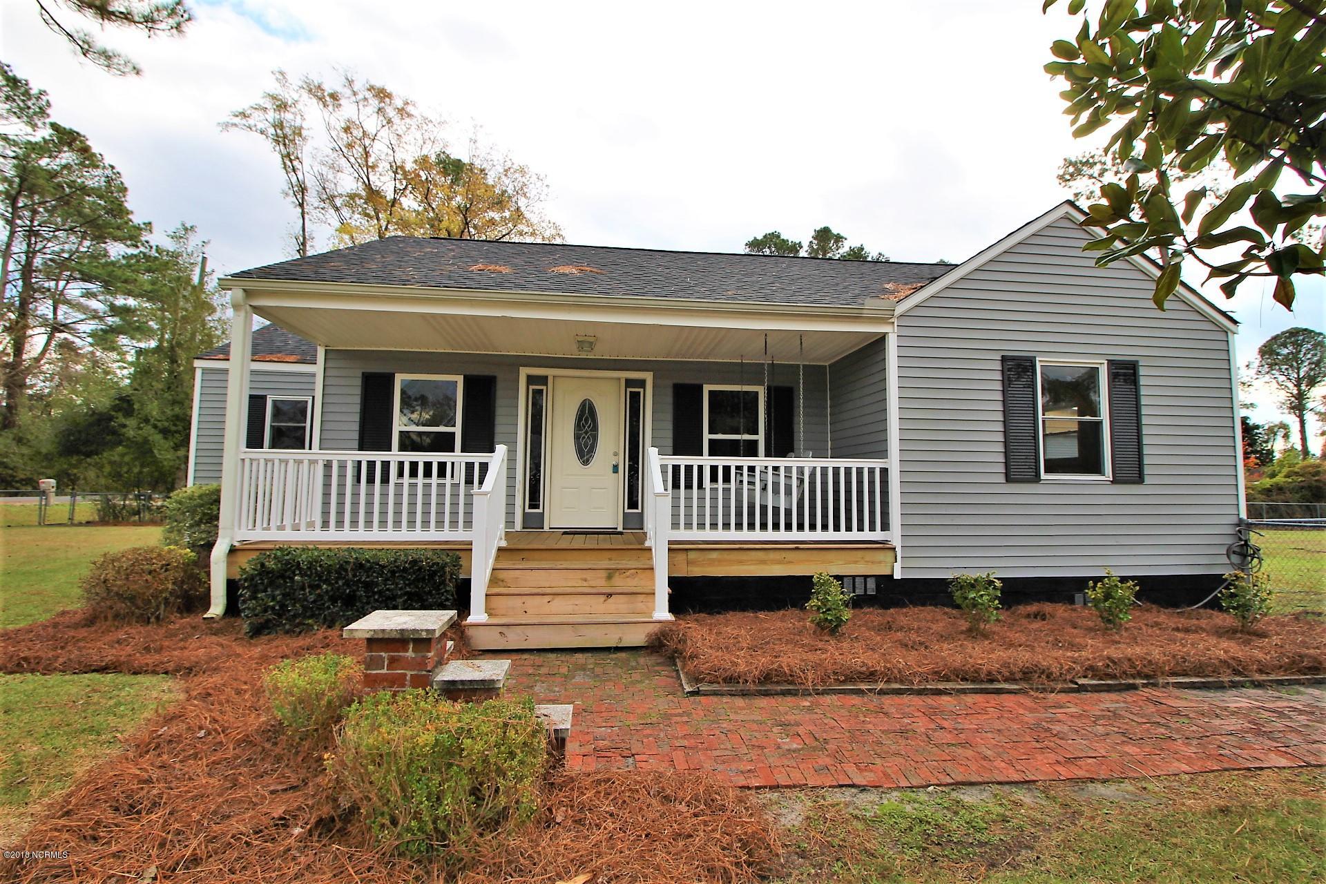 200 Riverside Drive New Bern, NC 28560 - Photo 3 of 64 Manicured front lawn