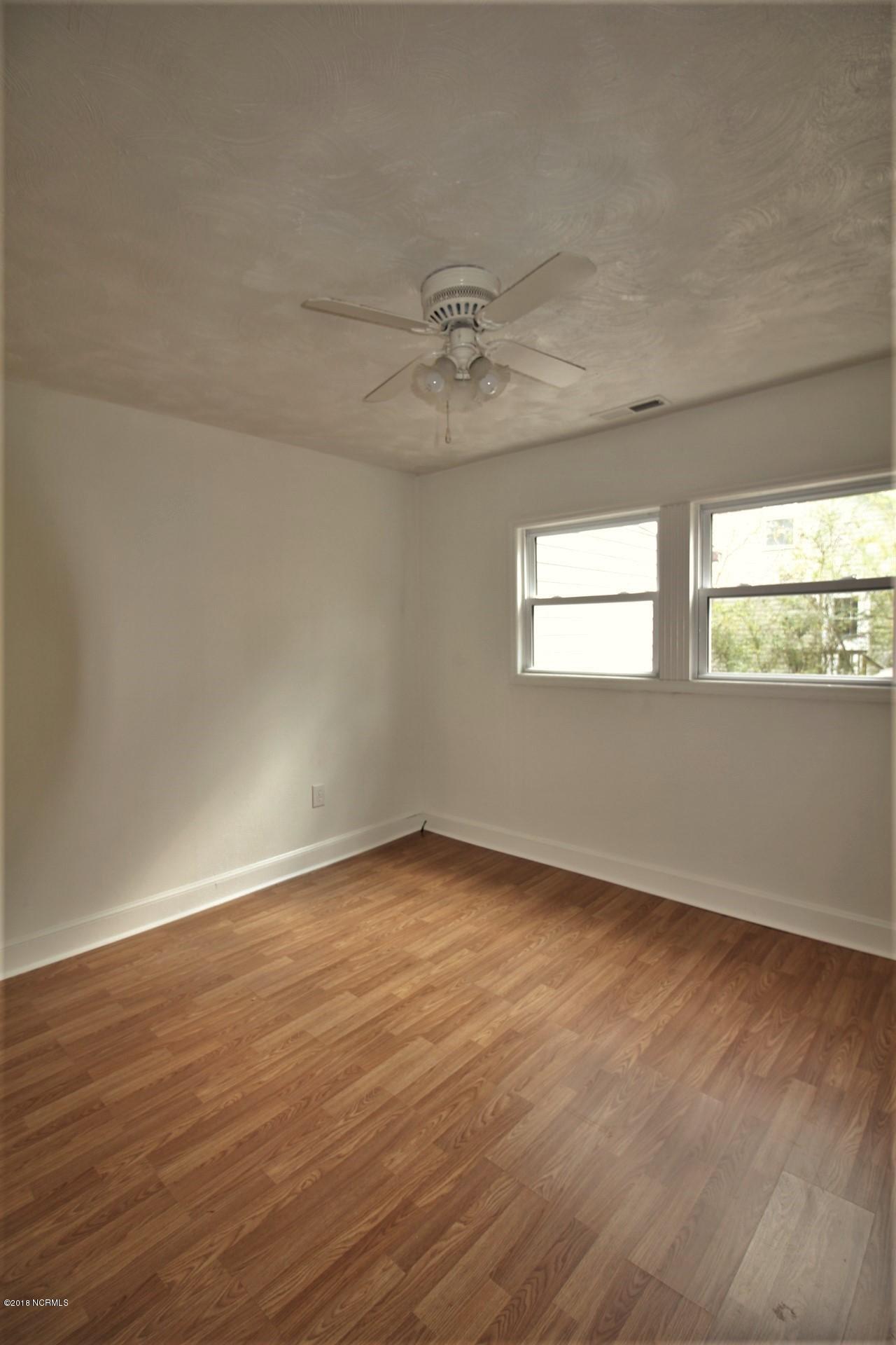 200 Riverside Drive New Bern, NC 28560 - Photo 35 of 64 Bedroom 1 ceiling fan and double windows