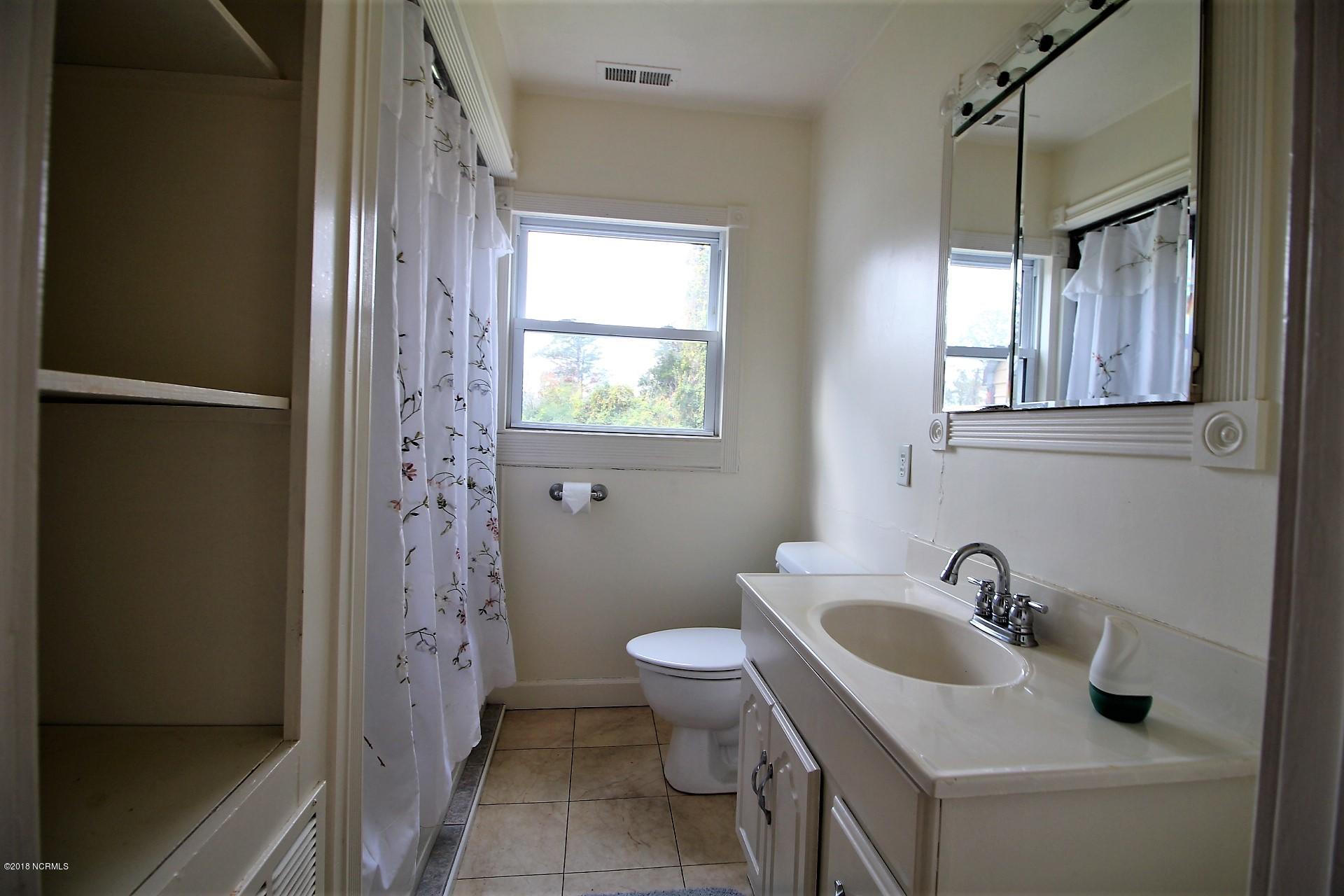 200 Riverside Drive New Bern, NC 28560 - Photo 44 of 64 1st floor full bath with linen shelving