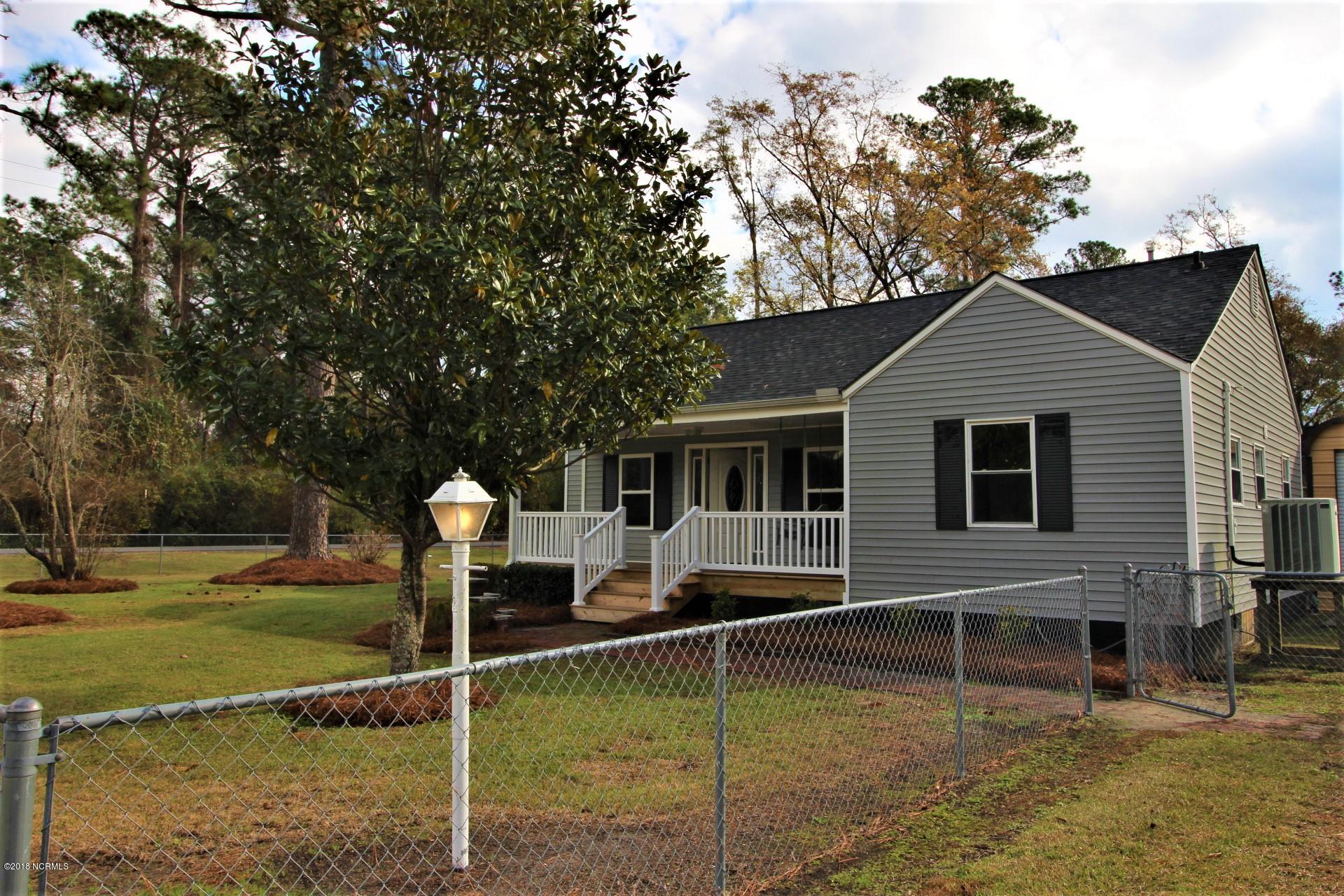 200 Riverside Drive New Bern, NC 28560 - Photo 63 of 64 Front yard light!