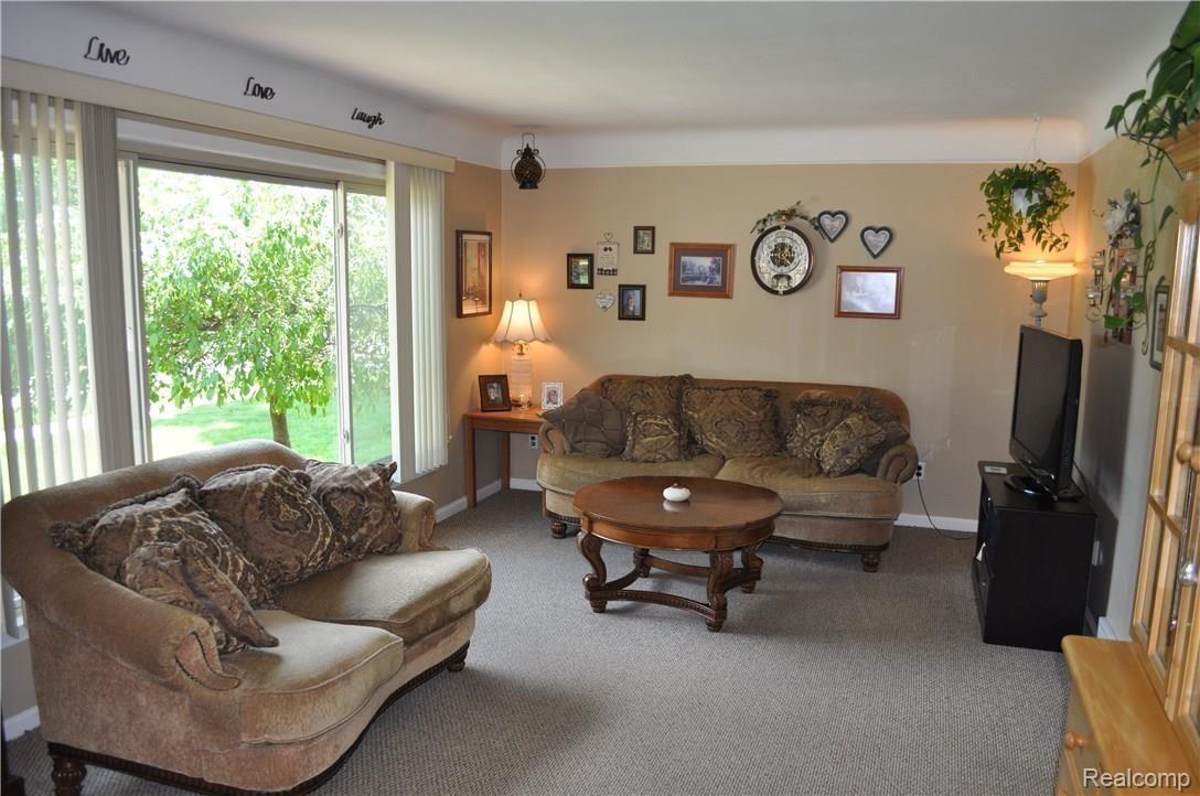 9724 Rosedale Boulevard Allen Park, MI 48101 - Photo 4 of 16 DSC_0028.JPG