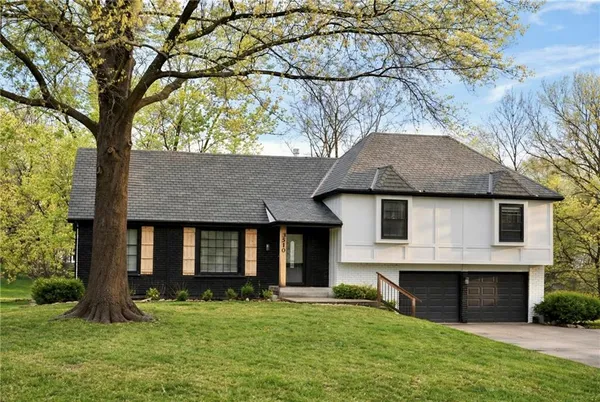 $485,000 | 3510 Northeast Kingwood Place, Lee's Summit, MO 64064