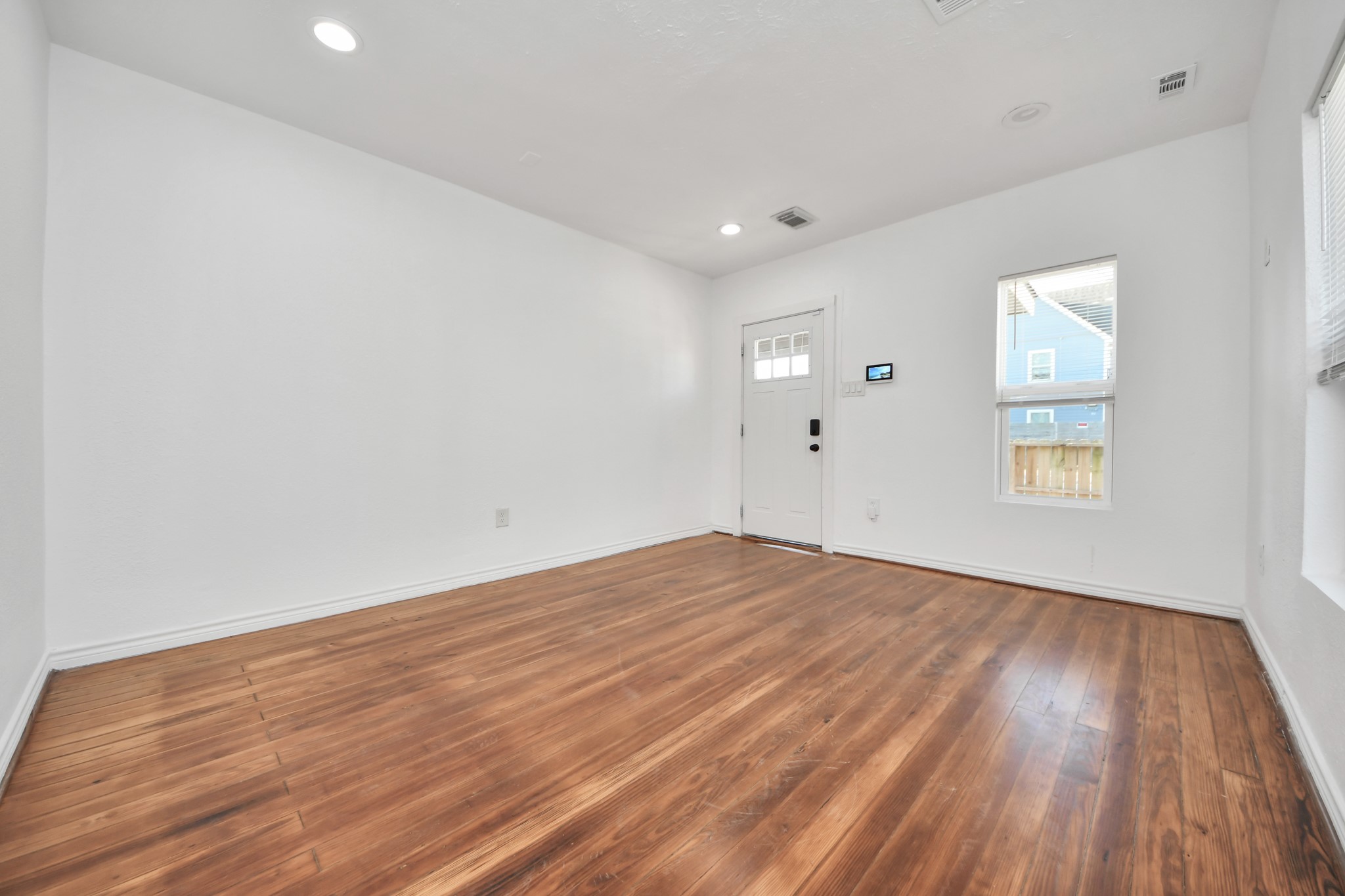 3423 Beulah Street Houston, TX 77004 - Photo 8 of 36 an empty room with wooden floor and windows