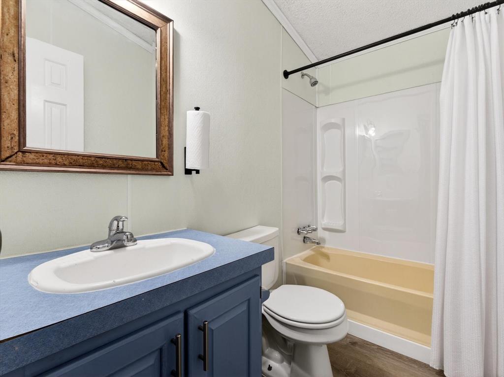 13051 Cherokee Road Sanger, TX 76266 - Photo 10 of 40 Secondary full bathroom