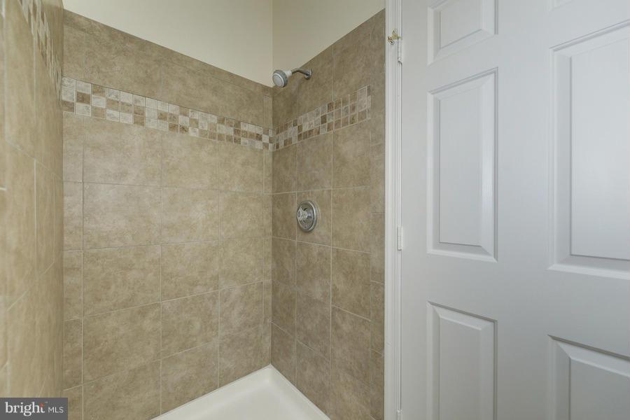 8540 Yoder Street Manassas, VA 20110 - Photo 25 of 30 Bath (Master)