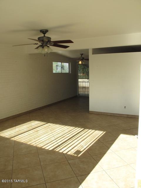 2601 South Lands End Road Tucson, AZ 85713 - Photo 4 of 15 a view of a room with a projector