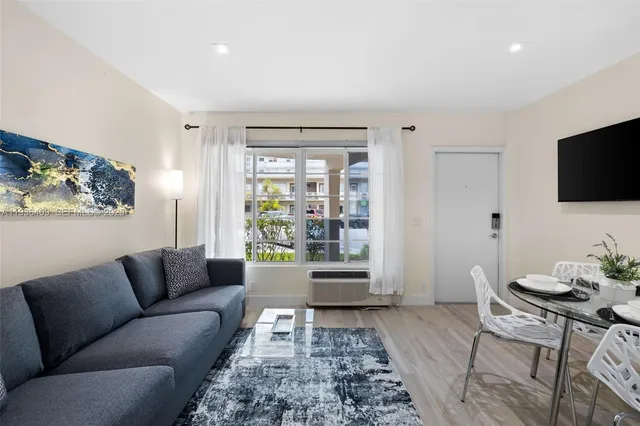 $1,950 | 1241 14th Street, Unit 4, Miami Beach, FL 33139