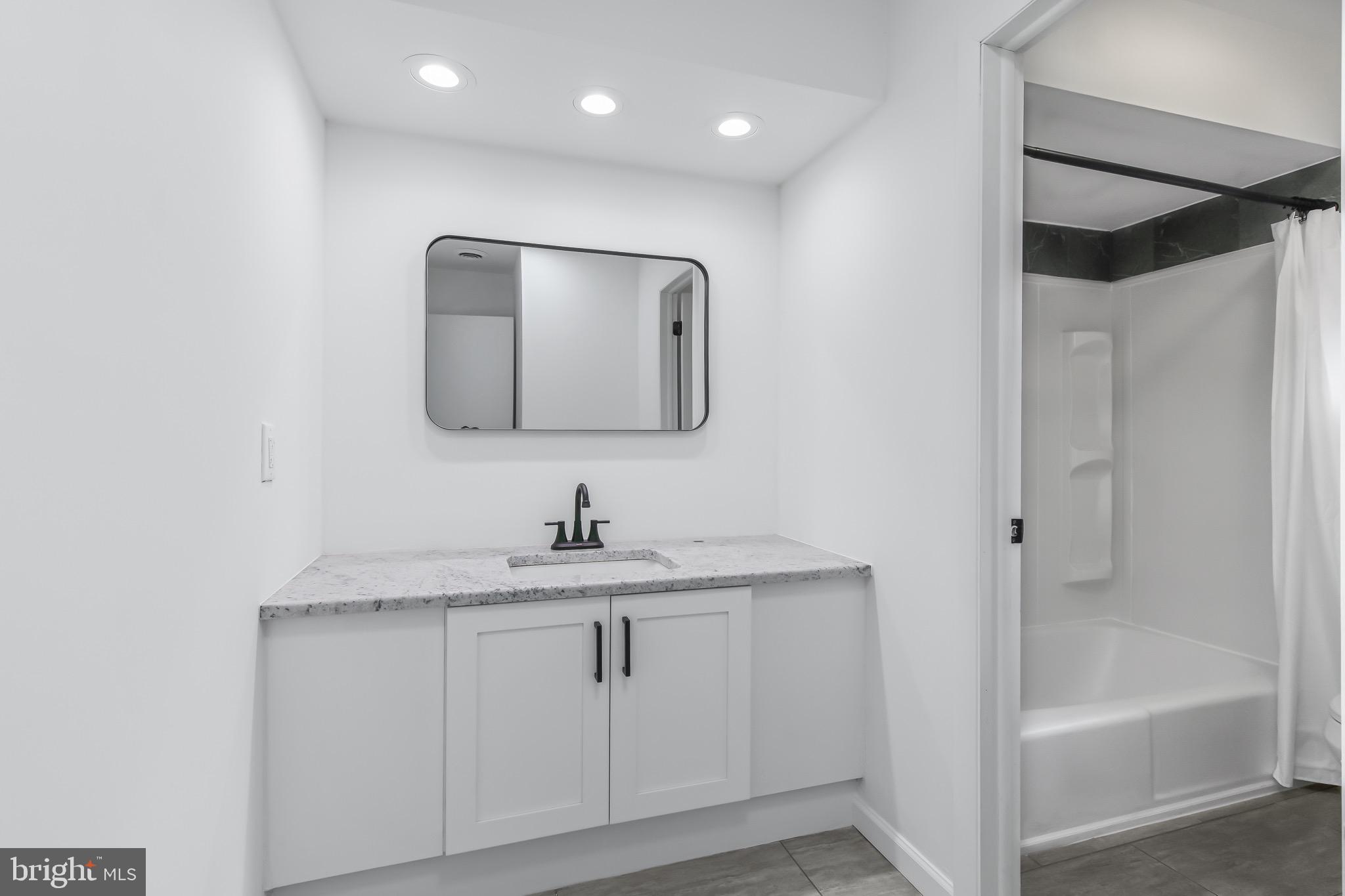 10 Schoolhouse Road Kirkwood, PA 17536 - Photo 15 of 38 Bathroom 2 with Shower and Tub