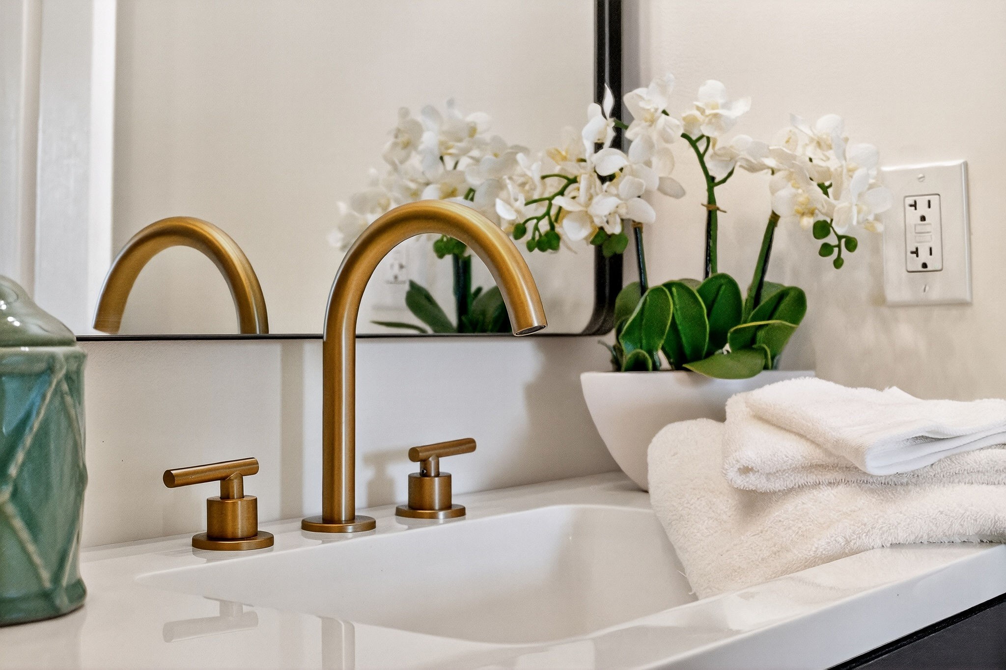 498 Low Gap Road Sparta, TN 38583 - Photo 19 of 38 a living room with furniture flowerpot and a chandelier