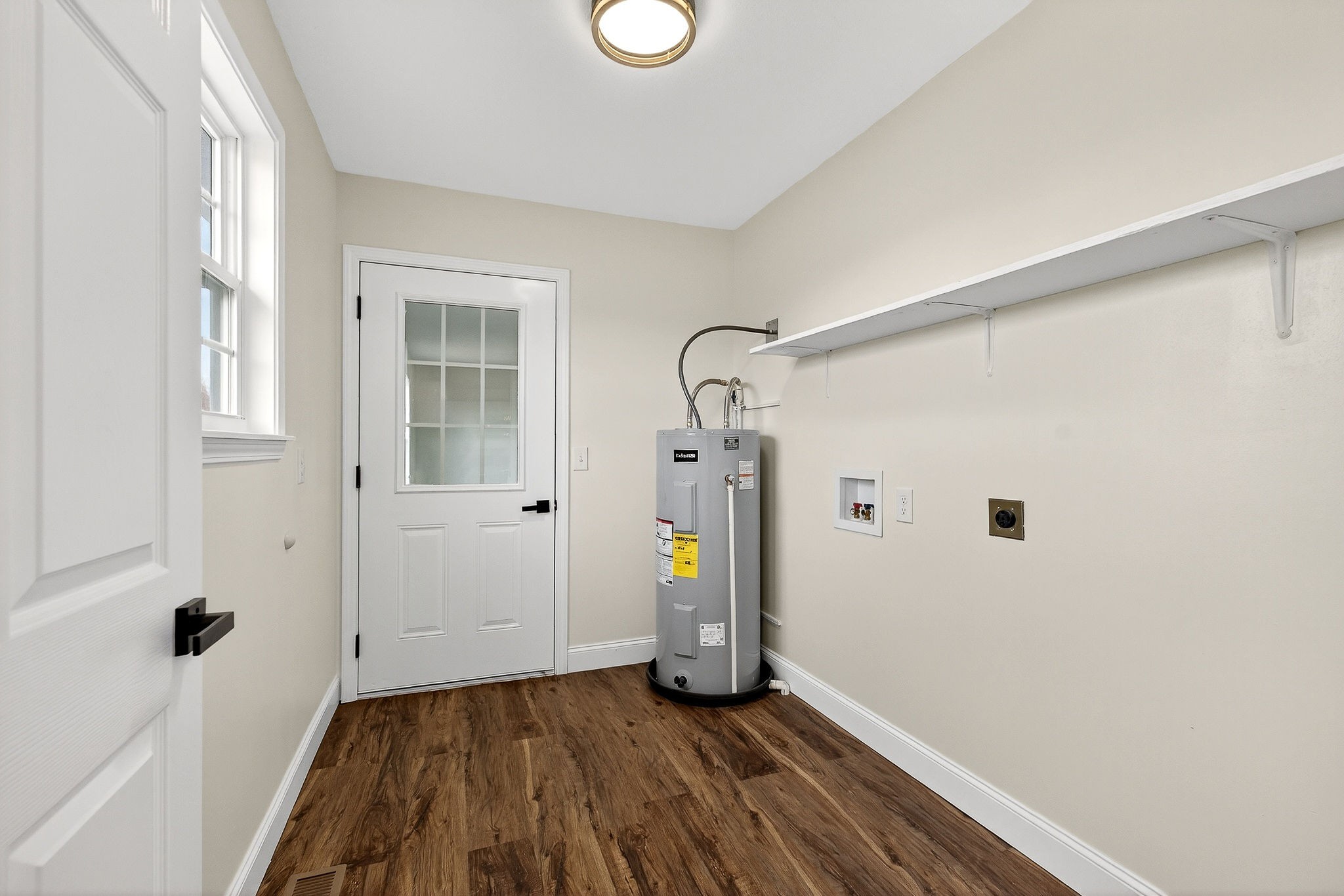 498 Low Gap Road Sparta, TN 38583 - Photo 29 of 38 a view of empty room with wooden floor