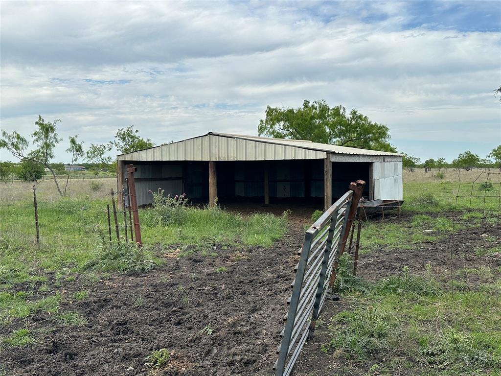 241 Gentry Road Ennis, TX 75119 - Photo 34 of 40 a backyard of a house with lots of green space